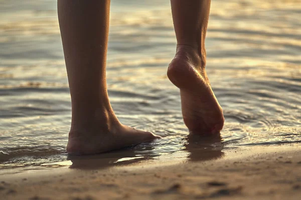 Pies Femeninos Descalzos Una Playa Arena Agua Primer Plano Hermosas —  Fotos de Stock