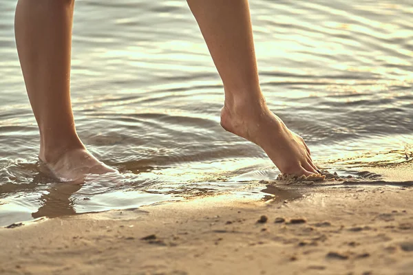 Kobiece Stopy Boso Piaszczystej Plaży Wodzie Zbliżenie Pięknych Kobiecych Nóg — Zdjęcie stockowe