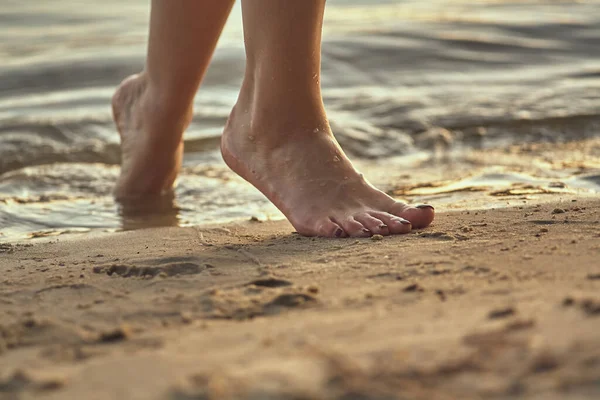 Kvinnliga Fötter Barfota Sandstrand Vattnet Närbild Vackra Kvinnliga Ben Våtfot — Stockfoto