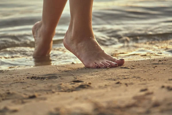 Pés Femininos Descalços Uma Praia Areia Água Close Belas Pernas — Fotografia de Stock