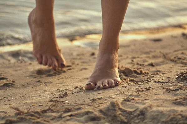 Kvinnliga Fötter Barfota Sandstrand Vattnet Närbild Vackra Kvinnliga Ben Våtfot — Stockfoto