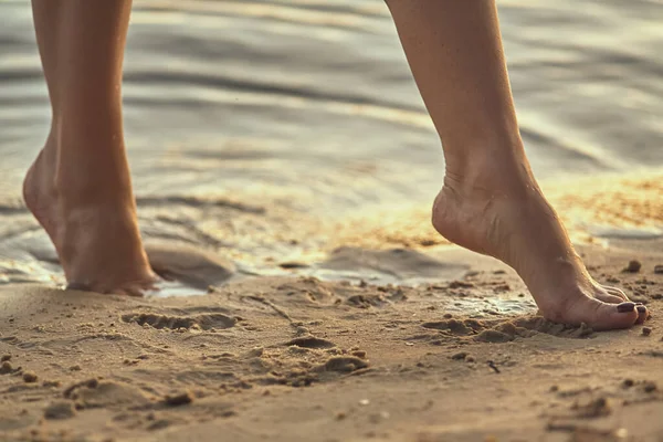 Vrouwelijke Voeten Blootsvoets Een Zandstrand Het Water Close Van Mooie — Stockfoto