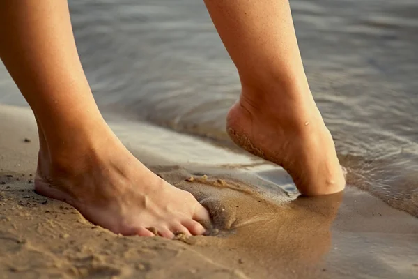 Pés Femininos Descalços Uma Praia Areia Água Close Belas Pernas — Fotografia de Stock