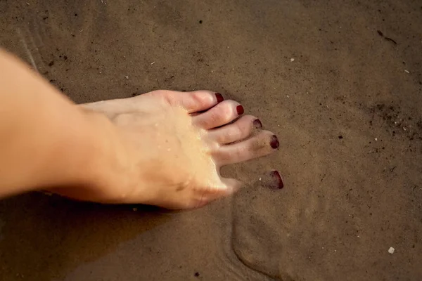 모래사장에서 걷는다 아름다운 여성의 다리를 클로즈업한 — 스톡 사진