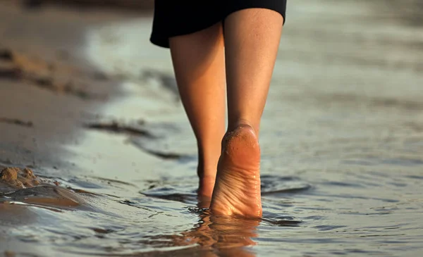 Pies Femeninos Descalzos Una Playa Arena Agua Primer Plano Hermosas — Foto de Stock