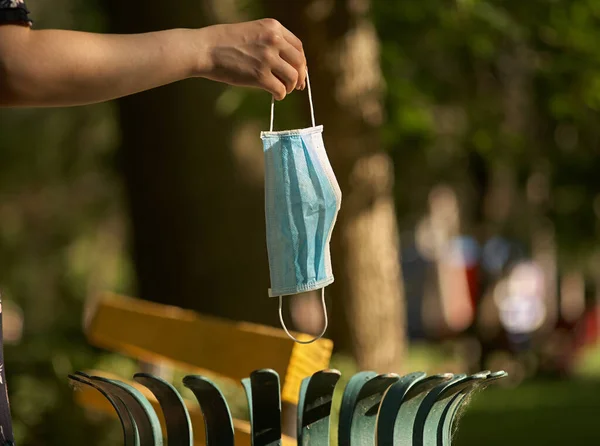 Açık Havada Bir Maske Çöp Kutusuna Yakın Çekim Parktaki Kız — Stok fotoğraf