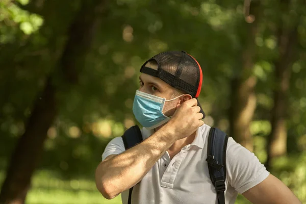 Toglie Maschera Dalla Faccia Passeggiata Nel Parco — Foto Stock