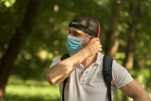 Toglie Maschera Dalla Faccia Passeggiata Nel Parco — Foto Stock