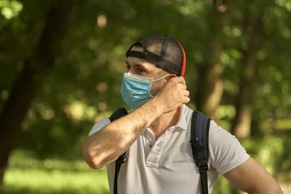 Toglie Maschera Dalla Faccia Passeggiata Nel Parco — Foto Stock