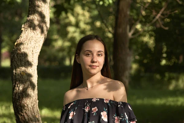 女の子は晴れた夏の日に公園で休んでいます 顔のマスクを脱いだ女性の肖像 — ストック写真