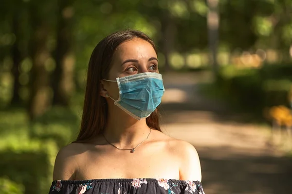 在一个阳光灿烂的夏日 女孩在公园里休息 一个女人摘下面具的肖像 — 图库照片