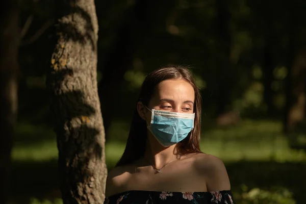 Menina Descansando Parque Dia Ensolarado Verão Retrato Uma Mulher Tirando — Fotografia de Stock