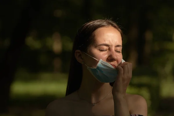 Menina Descansando Parque Dia Ensolarado Verão Retrato Uma Mulher Tirando — Fotografia de Stock