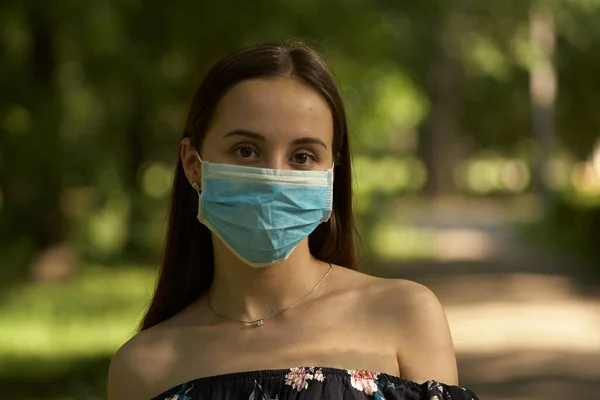 Menina Descansando Parque Dia Ensolarado Verão Retrato Uma Mulher Tirando — Fotografia de Stock