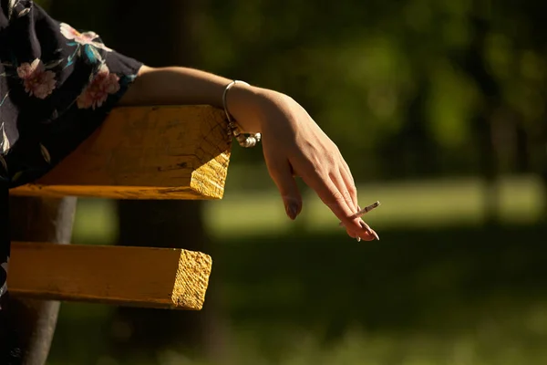 Primer Plano Una Mano Femenina Con Cigarrillo Parque Concepto Fumar — Foto de Stock