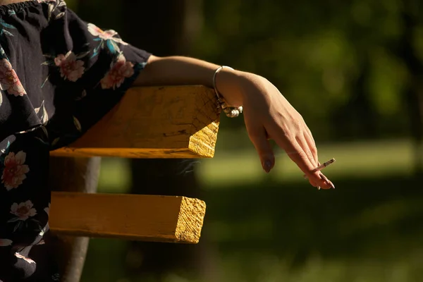 Close Van Een Vrouwelijke Hand Met Een Sigaret Een Park — Stockfoto