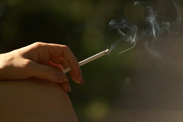 Fechar Uma Mão Feminina Com Cigarro Parque Conceito Tabagismo Local — Fotografia de Stock