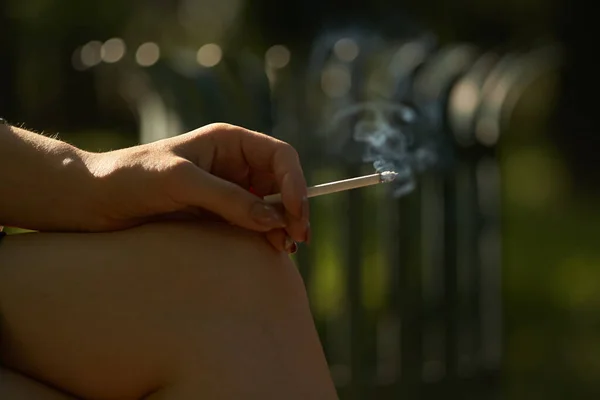 Fechar Uma Mão Feminina Com Cigarro Parque Conceito Tabagismo Local — Fotografia de Stock