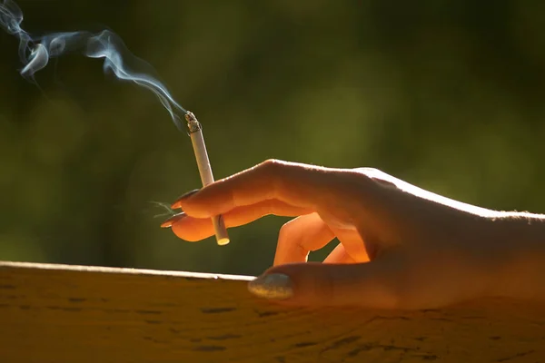 Fechar Uma Mão Feminina Com Cigarro Parque Conceito Tabagismo Local — Fotografia de Stock