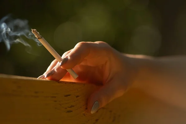 Крупный План Женской Руки Сигаретой Парке Концепция Курения Табака Общественном — стоковое фото