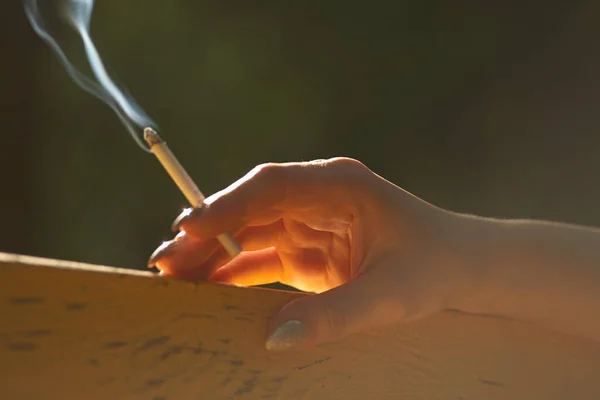 Fechar Uma Mão Feminina Com Cigarro Parque Conceito Tabagismo Local — Fotografia de Stock