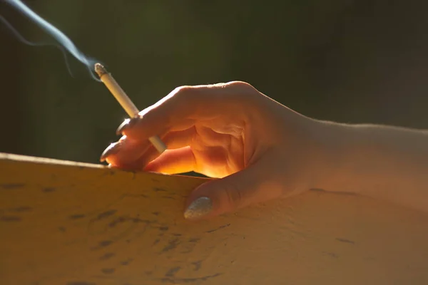 Fechar Uma Mão Feminina Com Cigarro Parque Conceito Tabagismo Local — Fotografia de Stock