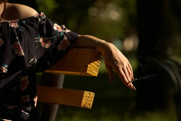 Fechar Uma Mão Feminina Com Cigarro Parque Conceito Tabagismo Local — Fotografia de Stock