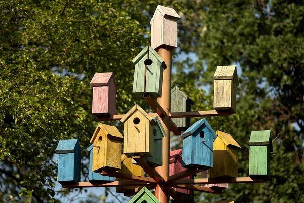 Monte Casas Pássaros Coloridas Poste Metal Contra Pano Fundo Parque — Fotografia de Stock