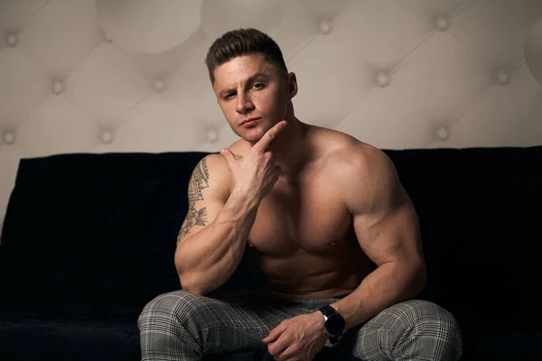 Muscular Guy Sitting Room — Stock Photo, Image