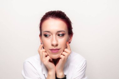 Hafif arka planda makyaj yapan bir kızın portresi..