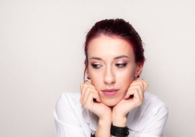 Hafif arka planda makyaj yapan bir kızın portresi..