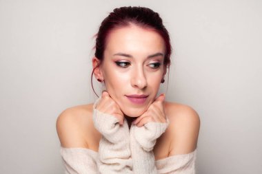 Hafif arka planda makyaj yapan bir kızın portresi..