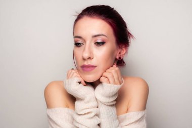 Hafif arka planda makyaj yapan bir kızın portresi..