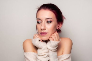 Hafif arka planda makyaj yapan bir kızın portresi..