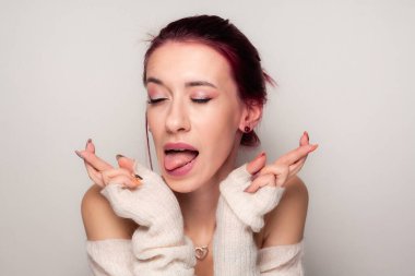 Hafif arka planda makyaj yapan bir kızın portresi..