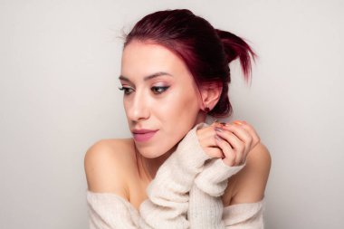 Hafif arka planda makyaj yapan bir kızın portresi..