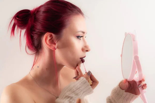 Menina Pinta Lábios Com Batom Olha Espelho Beleza Maquiagem Concepto — Fotografia de Stock