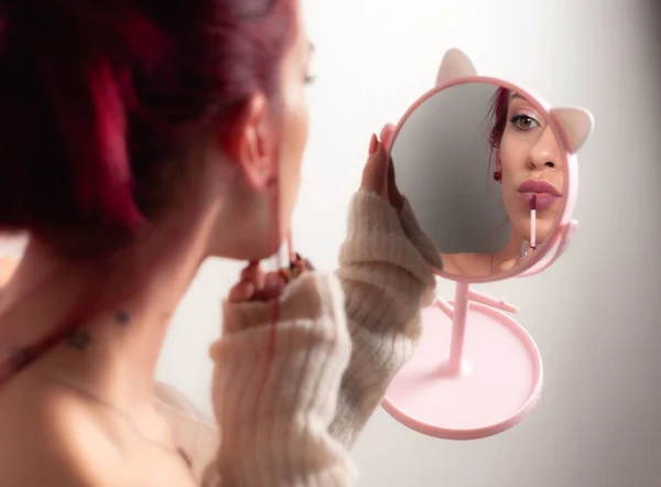 Ragazza Dipinge Labbra Con Rossetto Guarda Allo Specchio Bellezza Trucco — Foto Stock
