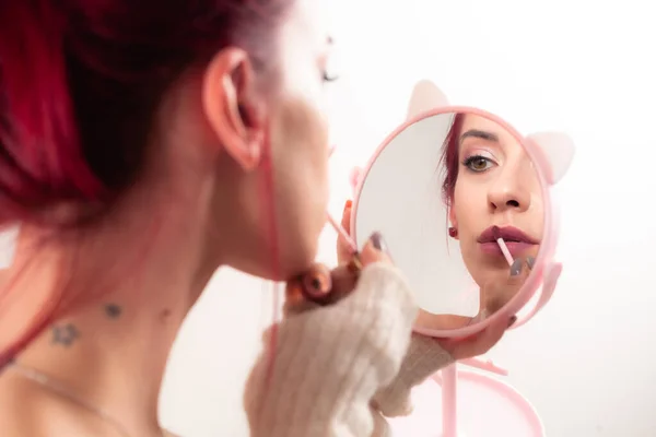 Fille Peint Ses Lèvres Avec Rouge Lèvres Regarde Dans Miroir — Photo