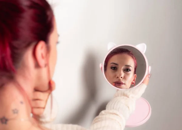 Una Ragazza Trucco Sta Guardando Uno Specchio Rotondo — Foto Stock