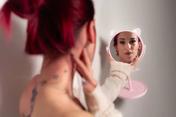 Uma Menina Maquiagem Está Olhando Espelho Redondo — Fotografia de Stock