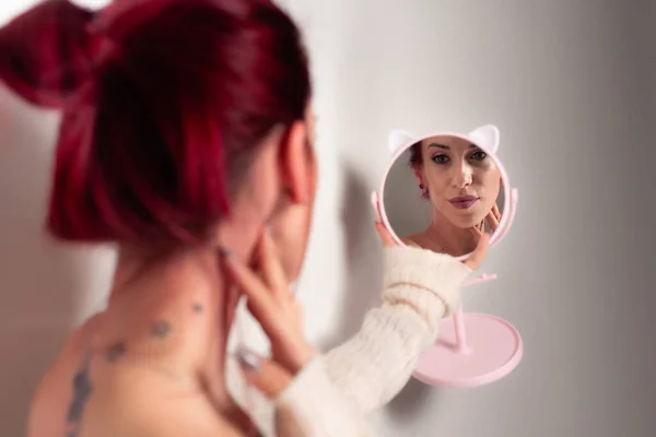 Una Ragazza Trucco Sta Guardando Uno Specchio Rotondo — Foto Stock