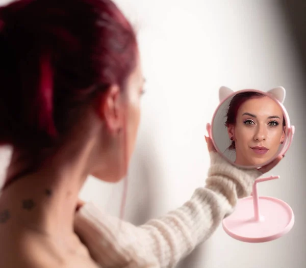 Una Chica Maquillaje Mira Espejo Redondo —  Fotos de Stock