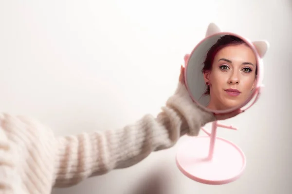 一个化妆女孩正照着一个圆形的镜子 — 图库照片