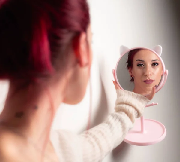Makeup Girl Looking Mirror — Stock Photo, Image