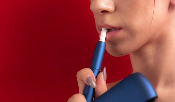 Cigarrillo Electrónico Labios Femeninos Sistema Iqos Del Tabaco Primer Plano — Foto de Stock