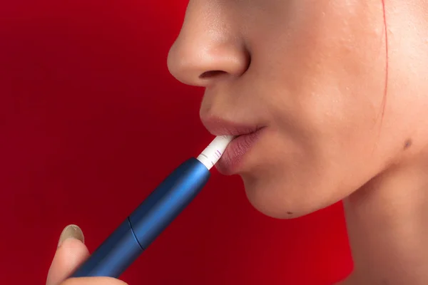 Cigarro Electrónico Nos Lábios Femininos Sistema Iqos Tabaco Close Uma — Fotografia de Stock