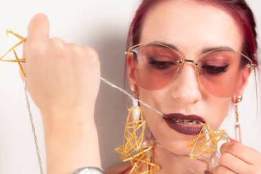 Bir çelenkle oynanan komik bir kızın portresi..