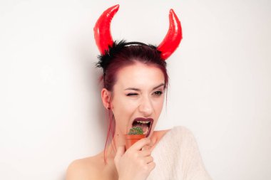 Komik kız kaktüsü yalıyor.