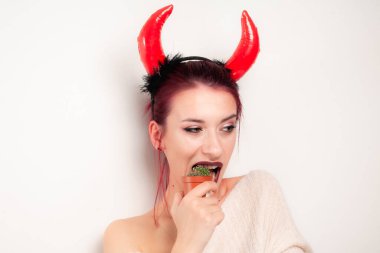 Komik kız kaktüsü yalıyor.